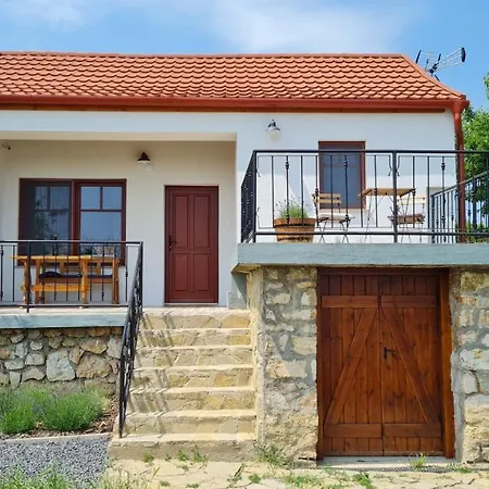 Jera Pince Es Vendeghaz Feriehus